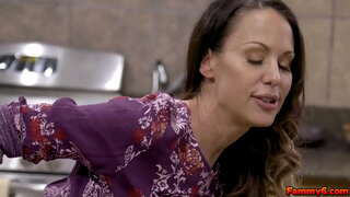 Maron kayente muher Mckenzie Lesa pone un chikitu di AN di e mucha stud i ta hasi cu