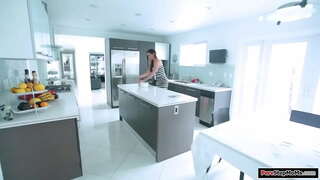 Sani mici vitregă bucătari și rochia ei devine murdar.Ea ia oprit să-l curățați și fiul vitreg devine o erecție.Ea îi dă o labă și o muie si este fututa Sani mici vitregă bucătari și rochia ei devine murdar.Ea ia oprit să-l curățați și fiul vitreg devine o erecție.Ea îi dă o labă și o muie si este fututa