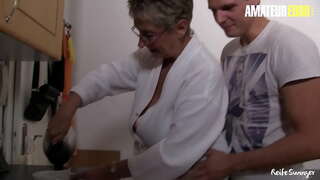 REIFE SWINGER - #Erna - Horny Big Ass Cougar mi-ikid Sa Manok Ug sa mga Hampak sa Iyang mga Tawo