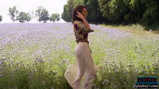 Busty ກາສີ້ແບບການໄດ້ຮັບຊີ້ນແລະເບິ່ງ incredibly ຮ້ຄືນ