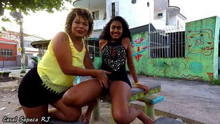 Novinha tira a mascara com o casal sapeca