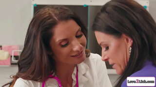 ���ិនុប្ឋ Busty ល្បួងមួយ milf គ្រូបង្រៀននិង licks របស់នាងកោរ pussy។បវដ្តីនេះមិនល្អរបស់នាងធំ tits និងបន្ទាប់មក licks និង masturbates pussy របស់នាង។បន្ទាប់មកពួកគេបា ៦៩