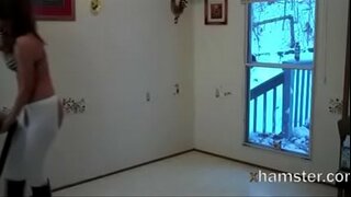 Esibizionista asciugandosi nuda per la spazzatrice, che costeggiava!