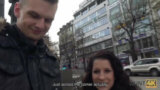 HUNT4K.Lovac nađe pohlepan kurva Jocelyne Z na Vaclava trgu u Pragu HUNT4K.Lovac nađe pohlepan kurva Jocelyne Z na Vaclava trgu u Pragu