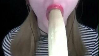 Cute knabinoj ŝatas frukto