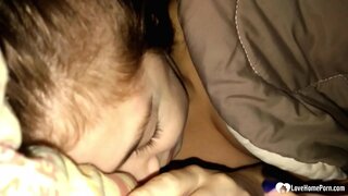 Esnatu zuen bere stepdaughter xurgatzen bere oilarra, eta ez zuen kexatzeko.