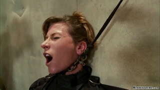 Strapped brunette MILF slave Ariel &#039; X &#039; pinned kwi illuminating ithebhule ke chained efumana anal fucked kunye dildo kwi intonga kwi-ezandleni mfundisi Orlando