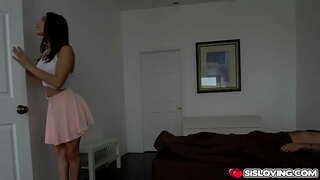 Abella Kakuyaw buot nga mobati sa iyang stepbrothers manok sulod sa iyang basa nga twat