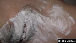 Vidim svojim velikim sisama protresi kao ona brije dlakava pičko i masturbirao